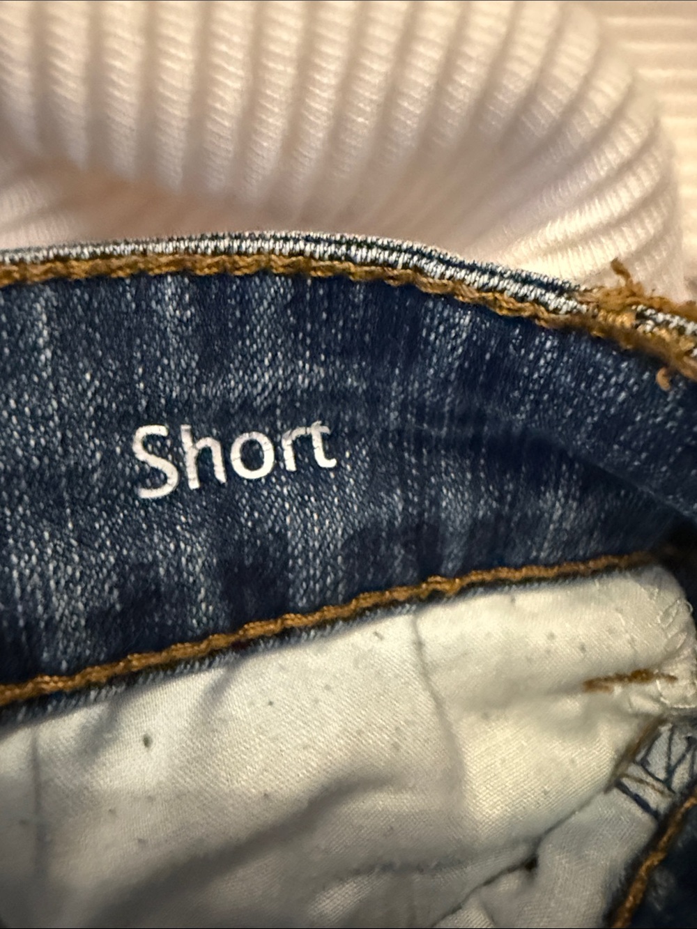 Gloria Vanderbilt all around slimming effect shorts in a size 6 - Picture 7 of 8